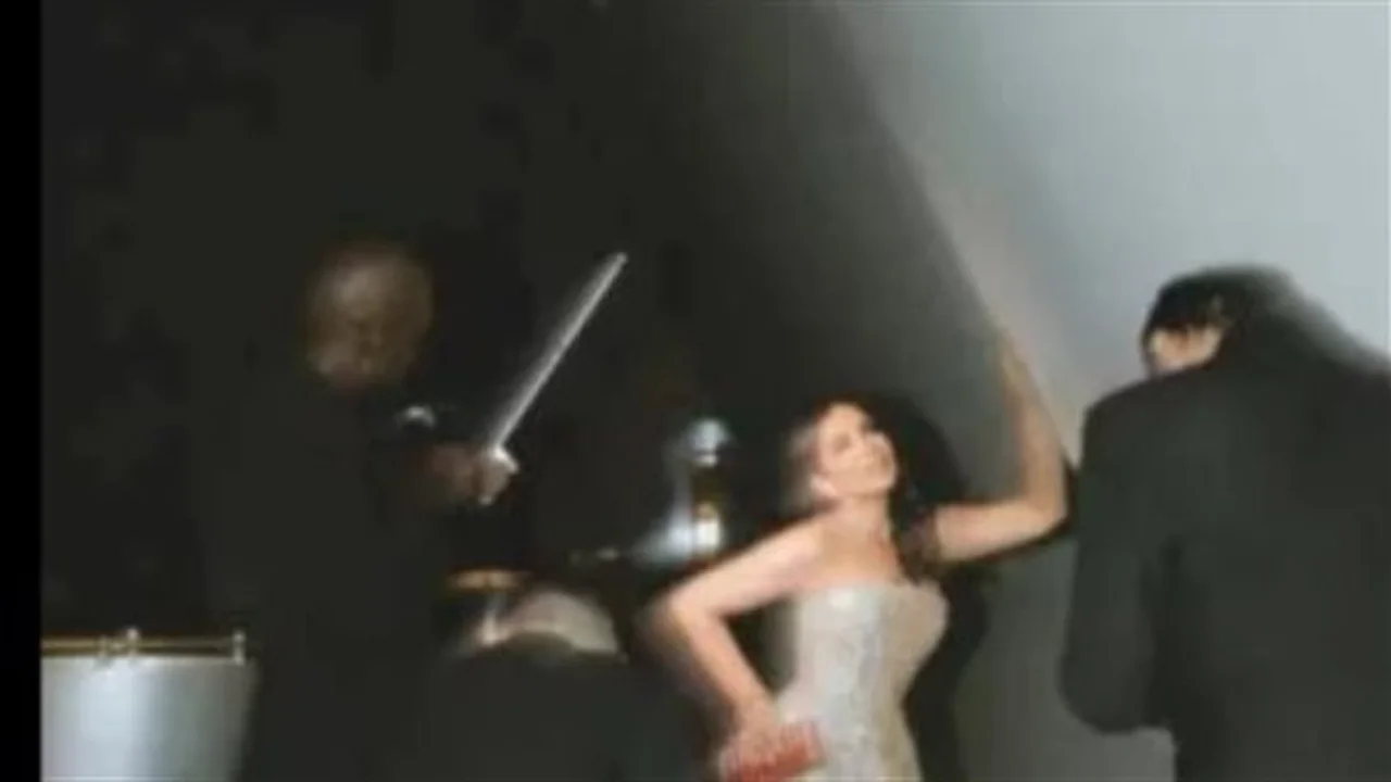 إطلالة جريئة بالصور.. منى زكي تتصدر التريند بلقب سندريلا العرب الجديد